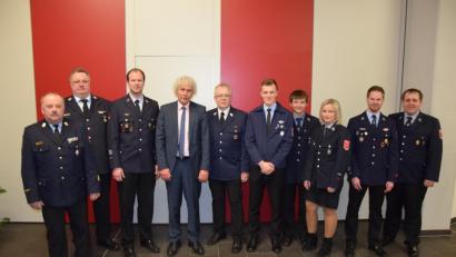 Bild: mde
Kreisbrandrat Andreas Wührl, Kreisjugendfeuerwehrwart Wolfgang Bauer, sein Stellvertreter Johannes Schmid, Landrat Wolfgang Lippert, Landesjugendfeuerwehrwart Heinrich Scharf, Kreisjugendgruppensprecher Paul Kaseckert, Ersatzdelegierter Marcel Braunreuther, Stellv. Kreisjugendgruppensprecherin Larissa Horn, Kassenprüfer Florian Sölch, und Ersatzdelegierter Dominik Kugler (von links).