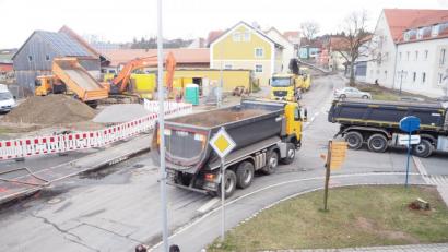 Bild: gz
Den für den öffentlichen Fahrzeugverkehr gesperrten Tillyplatz belagern Baufahrzeug und Baumaterialien.
