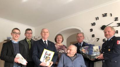 Bild: gi
Zum 90. Geburtstag von Thomas Bocka (vorne) gratulierten die Feuerwehr mit Fritz Steinhilber und Rudolf Mitlmeier, Tochter Elisabeth, Pfarrer Josef Most, Bürgermeister Hermann Ach und Michael Steinhilber von der Kirchenverwaltung Etzgersrieth (von rechts).