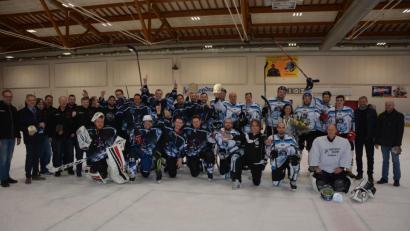 Bild: jr
Das Eishockey-Jubiläumsturnier der „Jack Bulls“ Stiftland (blaue Trikots) gewann der Gastgeber gegen die „WU Tigers“ aus Vilseck (weiße Trikots) knapp mit 1:0 und verteidigte damit den Vorjahrestitel. Zum Jubiläum und Turniersieg gratulierten (von links) Turnierleiter Christian Gleißner und Bürgermeister Roland Grillmeier, sowie Stadtverbandsvorsitzender Peter Haibach (rechts). Mit im Bild Astrid Häring (Stadtverwaltung), deren Arbeit mit einem herrlichen Blumenstrauß belohnt wurde.