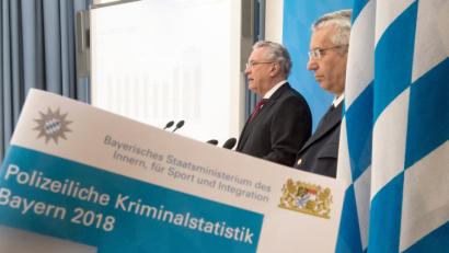 Bild:  Peter Kneffel/dpa
Joachim Herrmann (l., CSU), Innenminister von Bayern und Wilhelm Schmidbauer, bayerischer Landespolizeipräsident nehmen an der Pressekonferenz zur Vorstellung der bayerischen Kriminalstatistik für das Jahr 2018 teil.