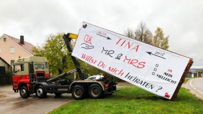 Bild: mlg
Mit schwerem Gerät rückte Markus Graf an, um das Plakat bei Hohenzant zu platzieren. Es prangte an einem etwa sieben Meter langen Container.
