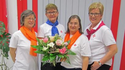 Bild: ow
Die Übungsleiterinnen der BRK-Bereitschaft Neustadt am Kulm, Edith Uschold (von links), Anni Priebe, Veronika Müller und Hannelore Wenzel, sorgen dafür, dass Senioren länger fit bleiben. Bei einer Kaffeerunde im BRK-Heim wurde Priebe für ihr 30-jähriges Engagement als Übungsleiterin mit einem Blumenstrauß geehrt.