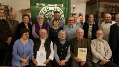 Bild: Kunz
Die neugewählte Vorstandschaft des Oberpfälzer Waldvereins, Zweigverein Weiden, mit den Geehrten.
