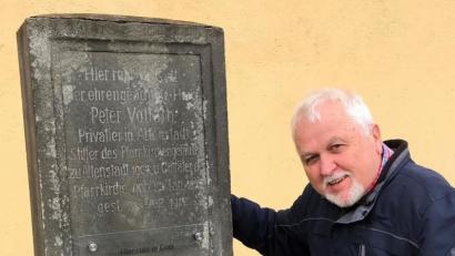 Archivbild: cr
Der Vorsitzende des Heimatvereins Alfons Barth freut sich, dass die Inschrift des verwitterten Grabsteins von Peter Vollath wieder gut zu lesen ist.