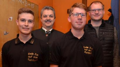 Bild: dob
Michael Striegl (links) und Paulus Kellner (Zweiter von rechts) sind als neue Vorsitzende ins Team der KLJB gewählt worden. Kaplan Ulrich Eigendorf (rechts) und Bürgermeister Andreas Wutzlhofer (Zweiter von links) gratulierten zu der Amtsübernahme.