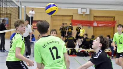 Bild: Ziegler
Eine Szene aus dem Vorrundenspiel der Gruppe B: VC Amberg gegen den späteren Finalisten MTV München (1:2). Der Amberger Libero Moritz di Matteo (rechts) bei der Ballannahme, beobachtet von Jonathan Helm (links), Julian Zoll (Mitte) und Marco Nanka (rechts hinten).