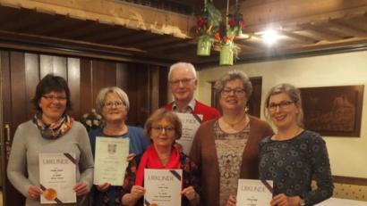 Bild: bey
Vorsitzende Brigitta Schultz (Zweite von rechts) ehrt die Mitglieder Heike Stich, Gerhard Moller vertreten durch Ehefrau Brigitte, Herta Lang, Josef Wittmann (von links) sowie Chorleiterin Elvira Kuhl (rechts).