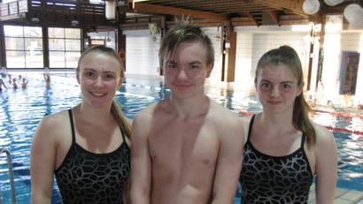 Bild: rbg
Viktoria Bogner, Fynn Legat und Kathrin Bachmeier (von links) vom Tirschenreuther Schwimm- Club haben sich am vergangenen Wochenende für die deutschen Jugendmeisterschaften Ende Mai in Berlin qualifiziert
