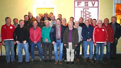 Bild: fvo
Die Geehrten FSV-Mitglieder mit Vorsitzenden Peter Sollfrank (Vierter von rechts) und den neuen Ehrenamtbeauftragten Franz Wittmann (rechts).