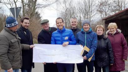 Bild: Frauenreuther, Margit [fmt]
Henner Wasmuth und Gerhard Kederer erläutern die Radwegeplanung. Von links: Rudi Hauke, Abgeordneter Stephan Oetzinger, Henner Wasmuth, Abgeordneter Albert Rupprecht, Bürgermeister Thomas Meiler, Gerhard Kederer, Annemarie Sladky und Irmgang Heinrich.