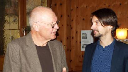 Bild: Klaus Högl
Stadtrat Eberhard Meier (links) im Gespräch mit Manuel Werthner. Der 29-Jährige tritt für die Freien Wähler als OB-Kandidat an.