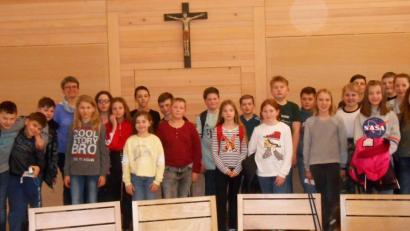 Bild: mez
Über 20 Firmlinge verbringen einen kurzweiligen Einkehrtag im Haus Johannisthal bei Windischeschenbach, wo sie optimal Pastoralreferentin Heidi Braun (links hinten) betreut.