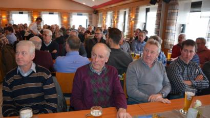 Bild: jr
Vollbesetzt war am Montagnachmittag der Saal der „Petersklause“ in Großbüchlberg. Dies zeigte, wie sehr das Thema Stromtrassen die Landwirte interessiert.