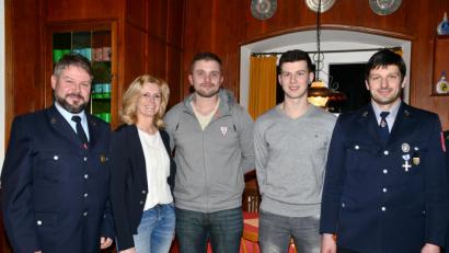 Bild: bey
Zweiter Vorsitzender Reinhold Brey, Zweite Bürgermeistern Andrea Lang (von links) und Kommandant Gerald Stahl (rechts) freuen sich über die Aufnahme von Stefan Reindl (Dritter von links) und Maxiilian Brey (Zweiter von rechts) in die Vöslesriether Feuerwehr.