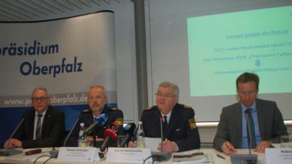 Bild: gib
Den Sicherheitsbericht 2018 stellten (von links) Werner Schüssel, stellvertretender Leiter des Präsidialbüros, Polizeivizepräsident Thomas Schöniger, Polizeipräsident Gerold Mahlmeister und Robert Fuchs, Leitender Kriminaldirektor, vor.
