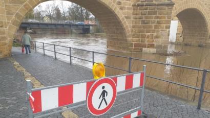 Bild: tk
Bei der Stadtbrille wurde vorsorglich der Uferweg an der Vils gesperrt.