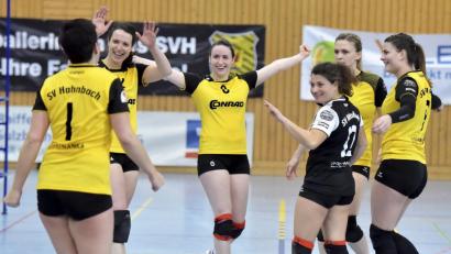 Bild: Ziegler
Die Volleyballdamen des SV Hahnbach freuen sich über den knappen 3:2-Heimsieg gegen Bamberg.