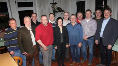 Bild: frd
Andreas Uschold (Vierter von links) und Peter Völkl (Fünfter von rechts) führen weiterhin die Jagdgenossenschaft Teunz an. Künftig wird auch „Neujägerin“ Andrea Süß (Mitte) mit den beiden Jagdpächtern auf die Pirsch gehen. Das gute Einvernehmen zwischen Jägern und Jagdgenossen würdigt Dritter Bürgermeister Adolf Hammer (rechts).