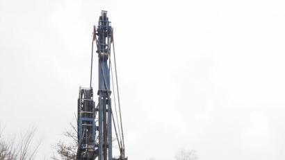 Bild: bl
Auf der Naabinsel ist der riesige Bohrer angerückt, um Proben zu entnehmen, die später Informationen für den Hochwasserschutz liefern sollen.