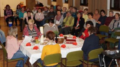 Bild: weu
Frauen beider Konfessionen waren eingeladen, an einem Tisch zu sitzen und ihre Geschichten zu erzählen. Sie teilten die Gaben, so wie es Jesus vorgelebt hat.