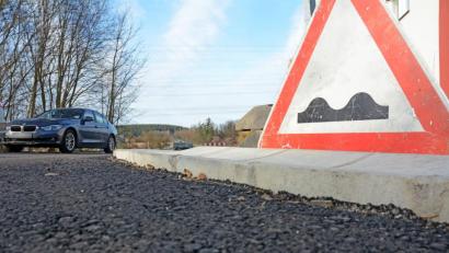 Bild: Gabi Schönberger
Achtung, Stolperfalle. Die Straße Am Stein wird weiter so aussehen. Die Stadträte trafen zur Ersterschließung eine Entscheidung.