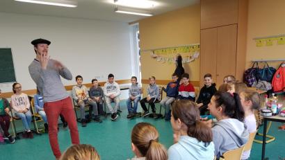 Bild: exb
Die Schüler lernen beim Besuch des France-Mobils Frankreich und die französische Sprache besser kennen.