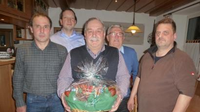 Bild: bk
"30 Jahre sind genug", sagt Ludwig Kummer (vorne, Mitte), den sein Nachfolger Hans Bernklau (rechts) gebührend verabschiedete. Von links Stellvertreter Hans Krauß, Kassier Georg Tafelmeyer und Schriftführer Eduard Harrer.