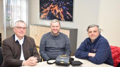 Bild: bnr
Die Stadt Pfreimd ist für Notfälle gut gerüstet. Ein Defibrillator hilft bei Herzversagen. Bürgermeister Richard Tischler, Geschäftsführer Bernhard Baumer und BRK-Ausbilder Wolfgang Demleitner stellten das Gerät vor, das für Notfälle im Eingangsbereich des Rathauses untergebracht ist.