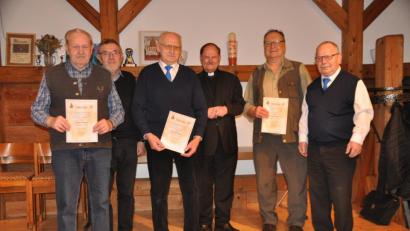 Bild: ak
Vorsitzender Robert Steinkohl (rechts), Bürgermeister Josef Etterer und Pfarrer Heribert Stretz (hinten von links) übergaben Ehrenurkunden an Hans Schreyer, Konrad Birkner und Ernst Eibisch (von links).