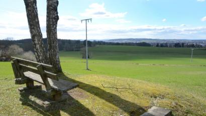 Bild: Gabi Schönberger
Noch ist es eine Aussicht zum Genießen. Diese Stromleitung am Fuße des Fischerbergs stört sicher weniger als die Schneise, die der Süd-Ost-Link schlagen soll.