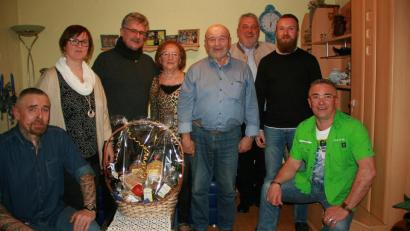 Bild: wro
Richard Scherm (Bildmitte) freute sich über eine große Gratulantenschar. Nach Ehefrau Christa (Vierte von links) gratulierten die Familie und eine Abordnung des CSU-Ortsverbandes.