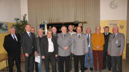 Bild: knh
Ehrenkreisvorsitzender Alfons Betzl (links), Bürgermeister Richard Kammerer (Zweiter von links), Kreisvorsitzender Heinrich Scheidler (Zweiter von rechts) und Vorsitzender Reinhold Deglmann (rechts) gratulieren den Geehrten. Karl-Heinz Kuschidlo (Fünfter von rechts) erhielt das Fahnenträgerabzeichen des Bayerischen Soldatenbundes in Bronze.