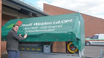 Bild: Gabi Schönberger
Der Umwelt zuliebe: Das Geschirrmobil der Stadt, das hier von Klaus Breitschaft präsentiert wird, ist von Frühjahr bis Herbst nahezu jedes Wochenende auf irgendeinem Fest im Einsatz.