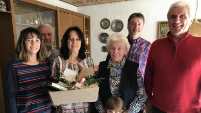 Bild: omu
Sophie Stich (Dritte von rechts) feiert im Kreis ihrer Familie 90. Geburtstag.