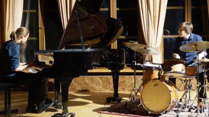 Bild: weu
Die beiden Musiker Jonas Sorgenfrei (Schlagzeug) und Felix Schneider-Restschikow (Klavier) nahmen die Gäste im Schlosssaal mit auf eine interessante Musikreise.