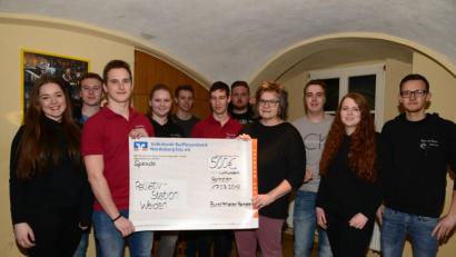 Bild: bey
Vorsitzender Peter Bäumler (Dritter von links) übergibt Beate Spickenreuther, Vertreterin der Palliativstation Weiden (Vierte von rechts) im Beisein des Vorstands den symbolischen Scheck über 500 Euro.