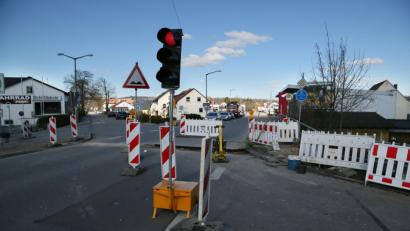 Bild: Hösamer
Am westlichen Widerlager der Krondorfer Naabbrücke werden derzeit Leitungen umgelegt. Die Arbeiten dienen der Vorbereitung des Neubaus der Brücke.