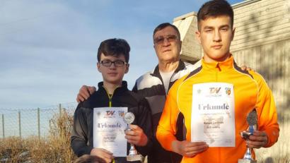 Bild: exb
Die Ringer des RC Amberg (hinten von links): David Haupt, Trainer Peter Leifridt, Roman Leifridt. Vorne von links: Maximilian Haupt und Ilja Serebrennikov.