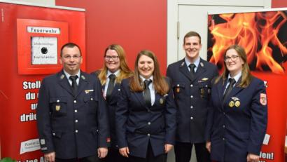 Bild: mde
Jugendfeuerwehrwart Christian Schmid (links) und Theresa Sticht (rechts) betreuen die Jugendgruppe der Kemnather Wehr. Neu in ihren Reihen ist Bastian Götz (Zweiter von rechts). Die beiden Kindererzieherinnen und aktiven Feuerwehrfrauen Christina Schmid (Zweite von links) und Jana Kausler (Mitte) betreuen die „KEM-Fire-Kids“.