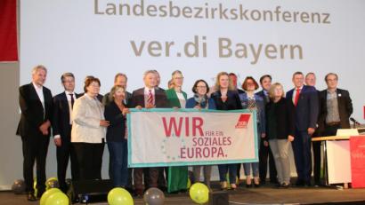 Bild: jrh
Verdi-Funktionäre und Ehrengäste wie Bayerns Sozialministerin Kerstin Schreyer demonstrieren ein soziales Europa.