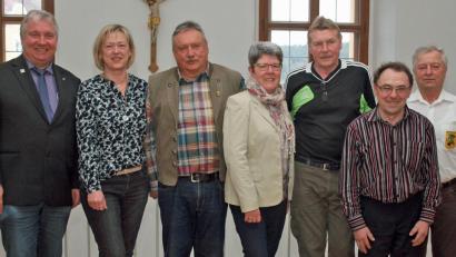 Bild: sön
Bürgermeister Markus Dollacker gratuliert der neugewählten Vorsitzenden Annemarie Dollacker, deren Stellvertreter Wolfram Seebauer, Kassenwartin Monika Seebauer, Schriftführer Joachim Hantke sowie den Beisitzern Konrad Riedl und Josef Rost (von links).