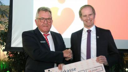 Bild: Hirsch
Vorstandsmitglied Wilfried Bühner (links) überreichte dem Bürgermeister der Marktgemeinde Wernberg-Köblitz, Konrad Kiener (rechts), einen Scheck über 1240 Euro für das Kinderhaus „Marktzwerge“.