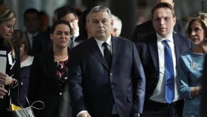 Bild: Francisco Seco/AP/dpa
Viktor Orban (Mitte), Ministerpräsident von Ungarn, kommt zu einem Treffen der Europäischen Volkspartei (EVP) im Europäischen Parlament.