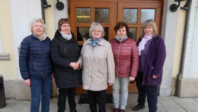 Bild: bsc
30 Jahre stand Maria Dostler (Mitte) an der Spitze der Frauen-Union. Bei der Jahreshauptversammlung rückte sie freiwillig ins zweite Glied. Der neuen ersten Vorsitzenden Klaudia Tretter (Zweite von links) gratulierte sie herzlich. Zusammen mit Schriftführerin Elisabeth Mühlbauer (links ) und Beisitzerin Elke Härtl und Kassenwartin Gabi Härtl (von rechts) leitet Tretter nun den FU-Ortsverband Friedenfels.
