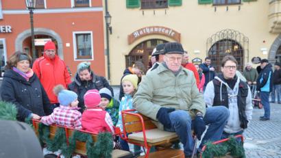 Bild: dob
Der Josefiumzug kam heuer bestens an. Ganz vorne durfte der 84-jährige Josef Eger als ältester Josef auf dem Hundewagerl Platz nehmen.