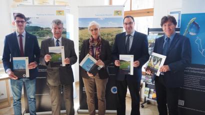 Bild: bl
Vom Gastgeber zur Umweltstation: Über diese Rolle freut sich Museumsleiterin Birgit Angerer (Mitte). Zusammen mit stellvertretendem Landrat Jakob Scharf,,Jakob Härtl (links) und Mathias Rosenmüller (Zweiter von rechts) vom Wasserwirtschaftsamt und Regierungsmitarbeiter Raimund Schoberer eröffnete sie die Ausstellung "Aktion Grundwasserschutz" .