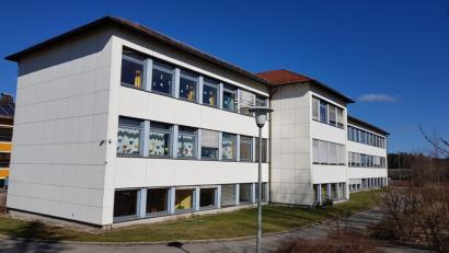 Bild: gi
Die jetzt in der früheren Hauptschule untergebrachte Grundschule wird gründlich saniert. Die ersten Aufträge mit rund 400.000 Euro genehmigte der Gemeinderat in der letzten Sitzung.