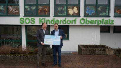 Bild: exb
René Guhl, Geschäftsführer der Privatmolkerei Bechtel (links), mit Holger Hassel, dem Leiter des SOS-Kinderdorfes Oberpfalz, bei der
Spendenübergabe.