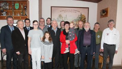 Bild: pi
Heinz Essler (Mitte) genießt die vielen guten Wünsche zum 85. Geburtstag.